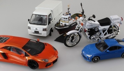 写真：プラモデルの車、バイク、船