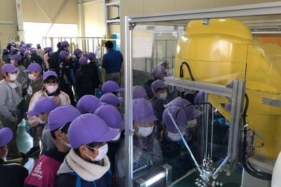 写真:工場建学の様子