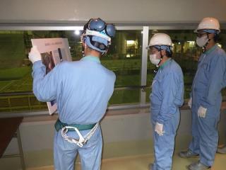写真：据付状況の説明を受ける