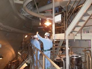 写真：原子炉格納容器内からシヤラグ（写真左上）を臨む
