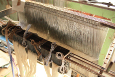 写真：機械に糸がセットされている様子