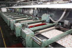 写真：染色工場での機械作業の様子