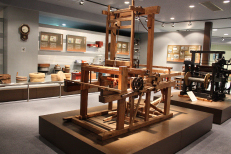 写真：ミュージアム内に展示されている機織り