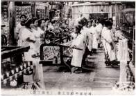 写真：割烹着姿で作業をする女性たち