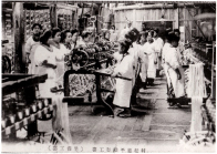 写真:割烹着姿で作業をする女性たち