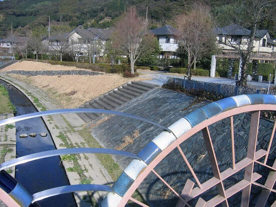 写真：清里団地と藪田川の岸辺の風景写真