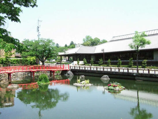 写真：報徳図書館と市立中央図書館の風景写真