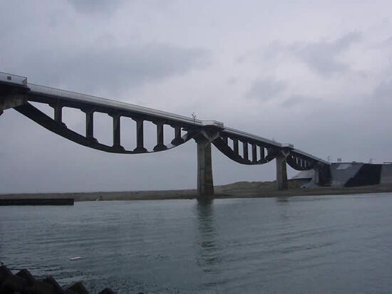写真：遠州灘と潮騒橋の風景写真