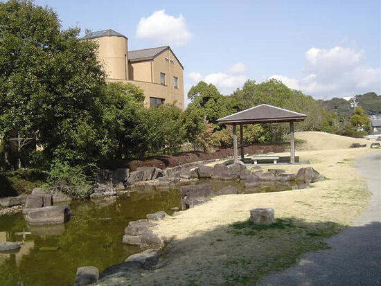 写真：小笠沢川公園と東海アクシス看護専門学校の風景写真