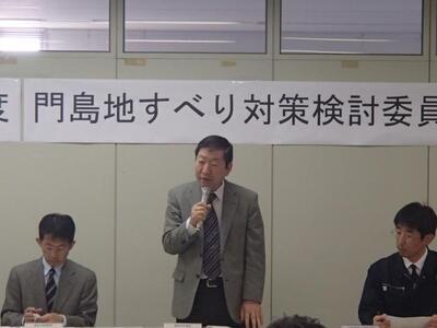 写真:門島地すべり対策検討委員会で発言する土屋教授