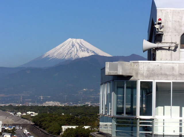 写真：大型展望水門『びゅうお』から見た富士山