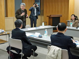 写真：有識者会議の様子