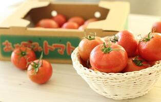 写真：箱と籠に入ったプレミアムあかでみトマト