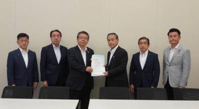 写真:公明党へ要望書を手渡しする様子