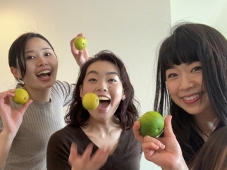 写真：果物を手に中野菜穂さんと仲間の方たち