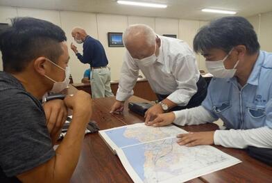 写真:地図を見ながら話し合う様子