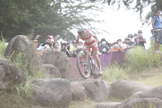 写真:岩場を走行するマウンテンバイク