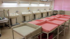 写真：数台のベビーベッドがある新生児室