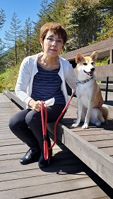 写真:飼い主さんとスミレ