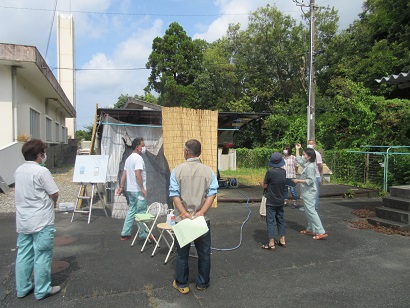 写真：話を聞いている様子