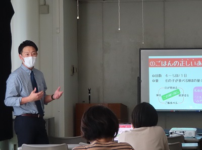 写真:講習会で説明中の開業獣医師