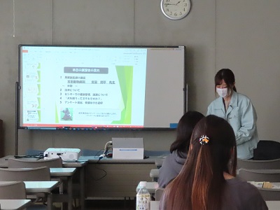 写真:女性担当者が話している様子