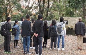 写真：屋外の別の場所での学習の様子