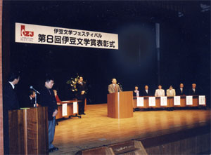 写真:三木卓氏の講評の様子1