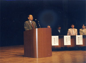 写真:三木卓氏の講評の様子2
