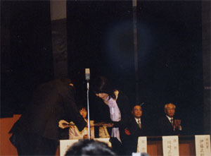 写真:表彰状の授与