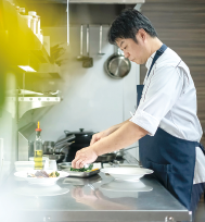 写真：料理をする人