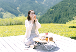 写真：お茶を飲む女性