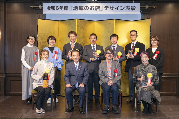 表彰式での受賞店代表者、審査委員と知事の記念写真