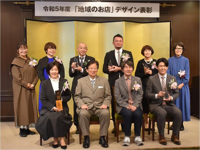 表彰式での受賞店代表者、審査委員と知事の記念写真