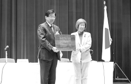 写真:選定証書を受領