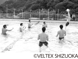 写真：温泉プールでトレーニングをしている様子