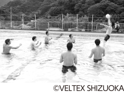 写真:温泉プールでトレーニングをしている様子