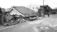写真:地震で倒壊した木造住宅