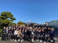 写真：富士山をバックに記念撮影