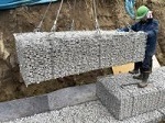 写真：吊り式小粒石対応かご工「吊り式砕石かご」