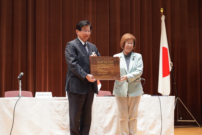 宣布式の様子（永岡文部科学大臣と川勝静岡県知事）