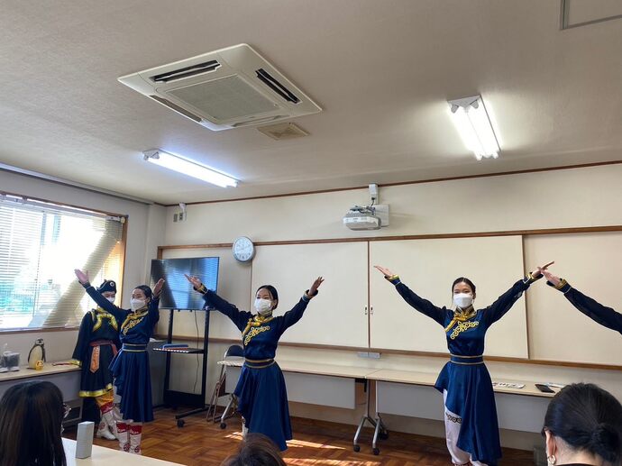 伝統舞踊披露の様子