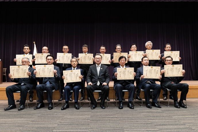 川勝知事と岡田大臣ほか、受賞者による集合写真