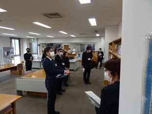 図書館の見学の様子