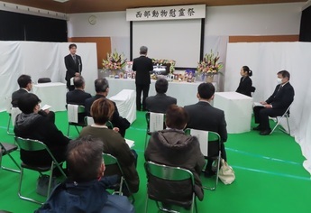 写真:祭壇に向かっての弔辞
