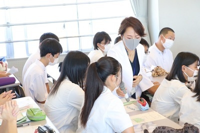 写真:外部人材を活用した授業の様子