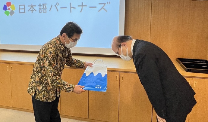 日本語パートナーズが記念品を贈呈している写真