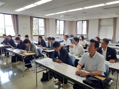 沼津駅周辺総合整備事業の説明を受ける新議員の写真