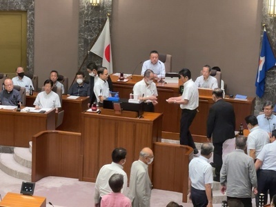 写真:知事不信任決議案の記名投票