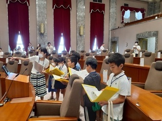 写真:議場内見学の様子